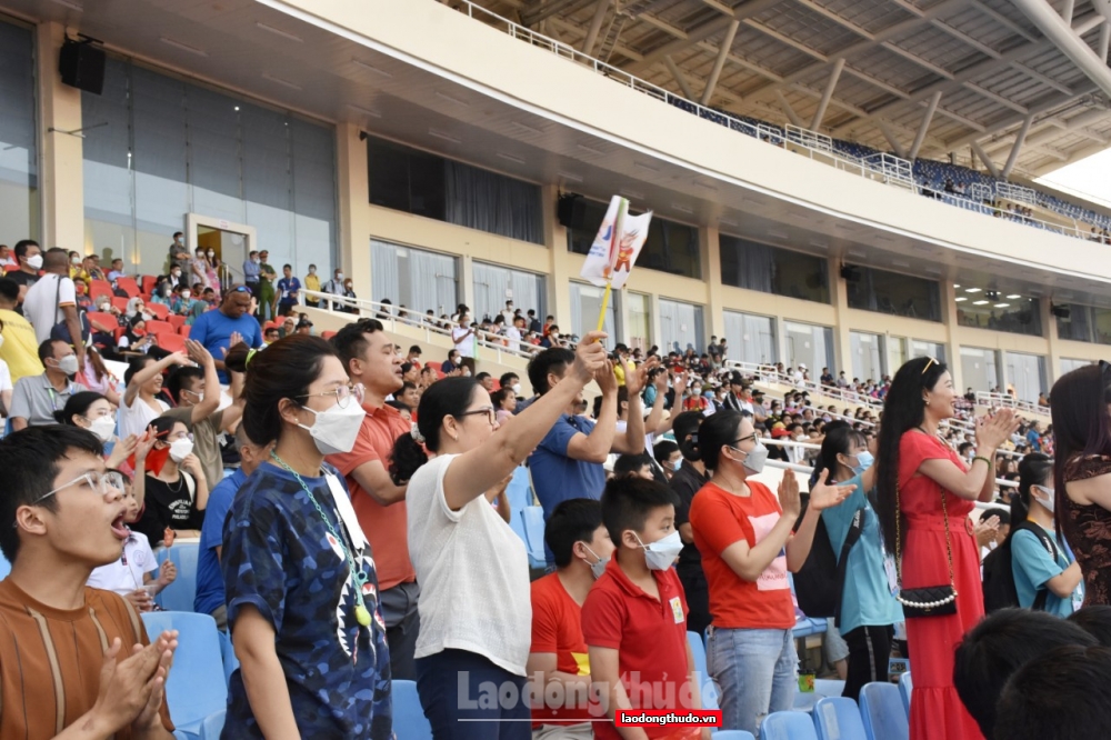 Sân vận động Mỹ Đình bùng nổ trong sự cổ vũ nồng nhiệt của các cổ động viên