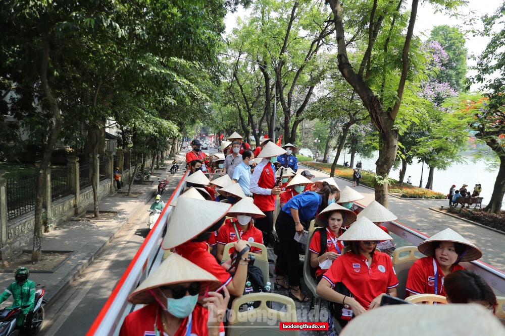 Đoàn VĐV Thái Lan hào hứng tham quan Hà Nội trên xe buýt 2 tầng