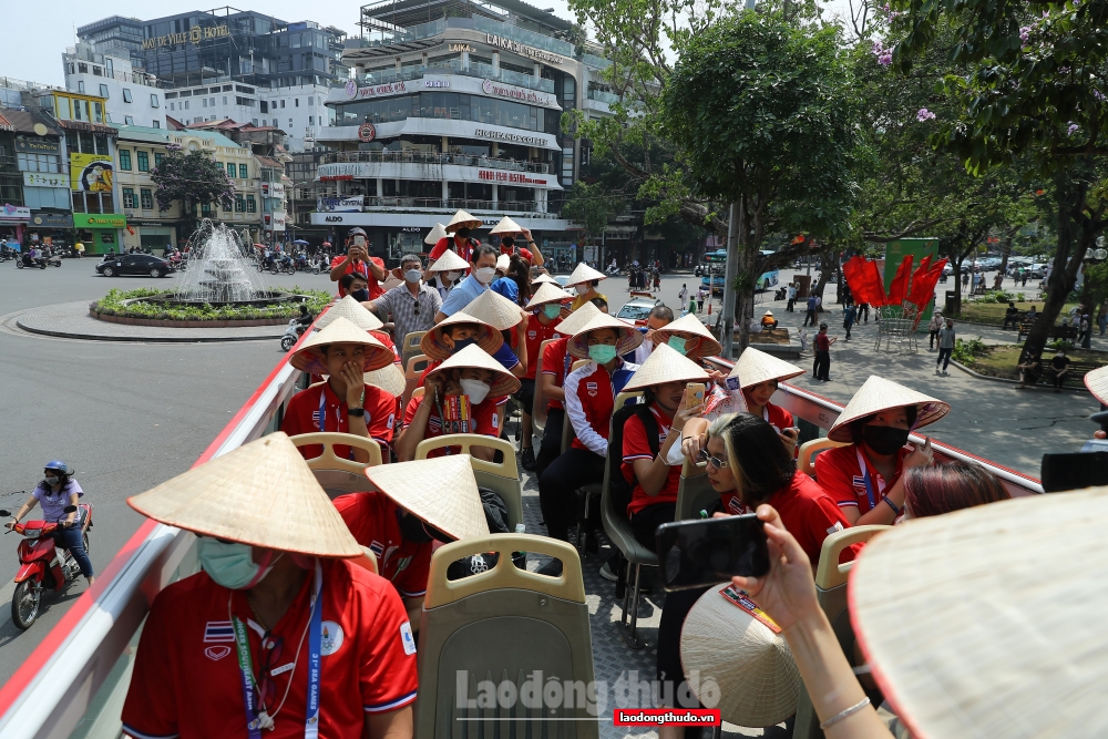 Đoàn VĐV Thái Lan hào hứng tham quan Hà Nội trên xe buýt 2 tầng