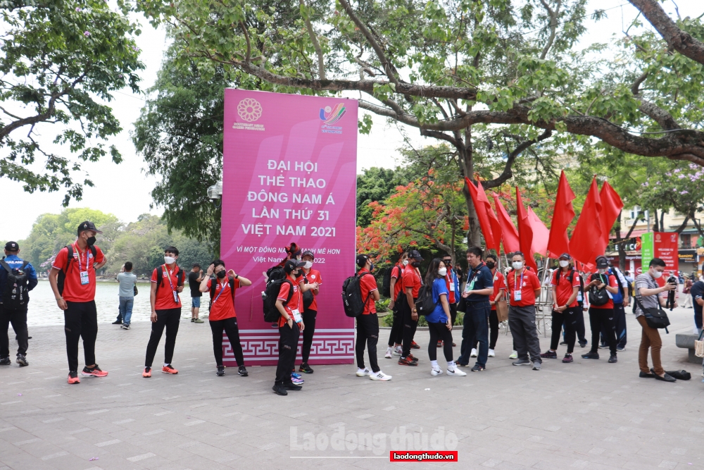 Đoàn VĐV Thái Lan hào hứng tham quan Hà Nội trên xe buýt 2 tầng