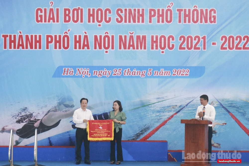 Gần 500 học sinh tham gia Giải bơi học sinh phổ thông thành phố Hà Nội năm học 2021-2022