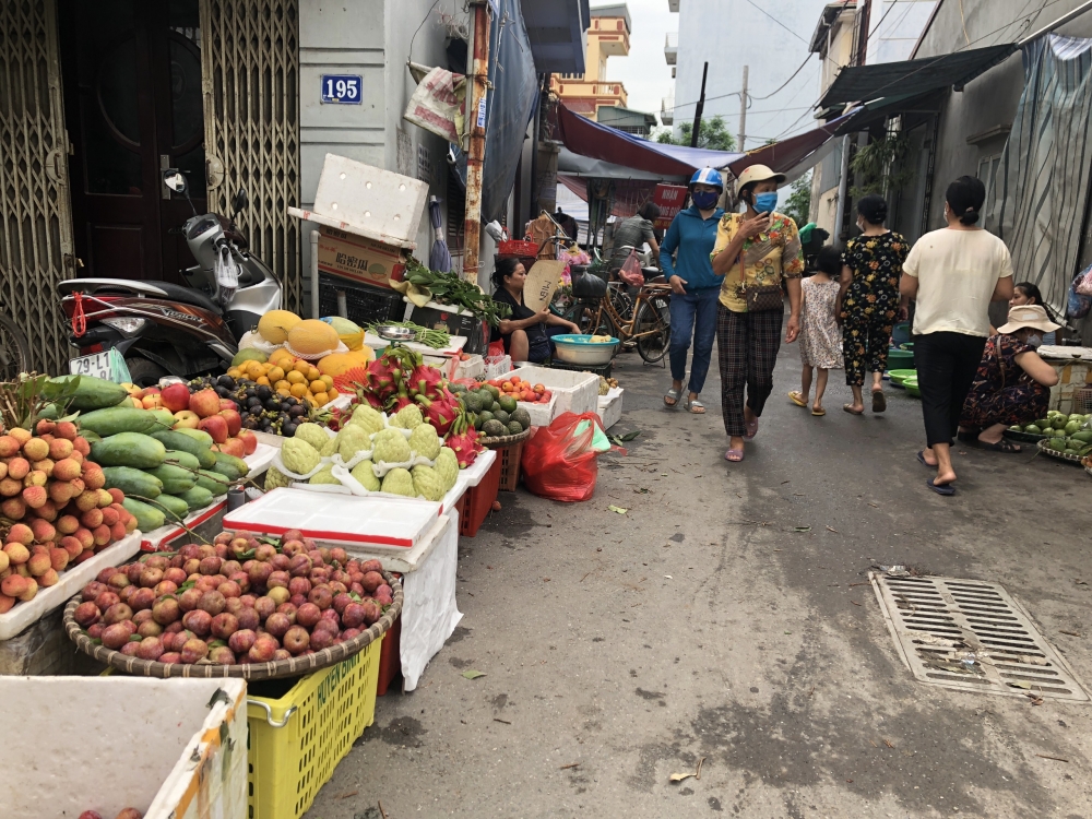 Người Hà Nội tất bật đi chợ, mua rượu nếp, bánh gio sửa soạn mâm lễ cúng Tết Đoan Ngọ