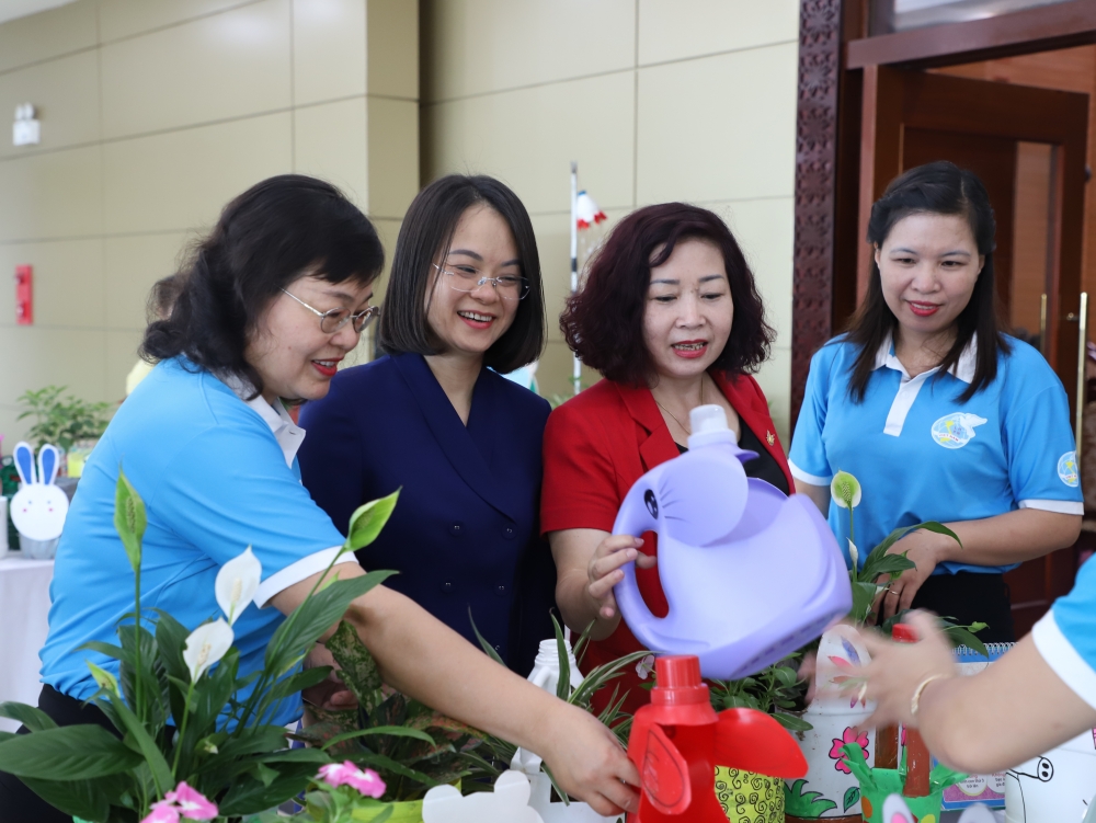 Phụ nữ Bắc Từ Liêm chung tay phòng chống rác thải nhựa