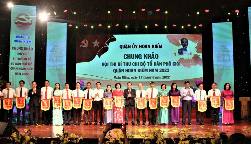 Chung khảo Hội thi “Bí thư chi bộ tổ dân phố giỏi quận Hoàn Kiếm năm 2022”