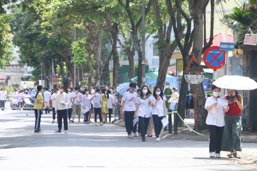 Thí sinh vui vẻ khi hoàn thành môn Ngữ văn