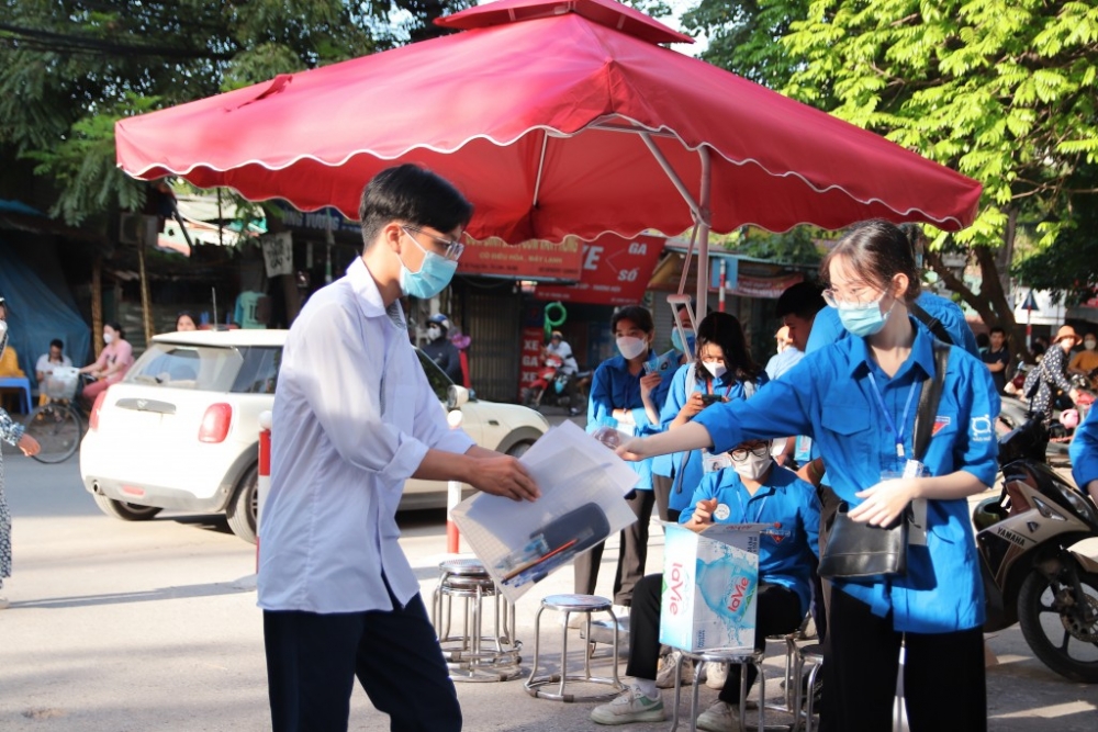 Các bạn thanh niên tình nguyện đã có nhiều hoạt động ý nghĩa, thiết thực như: Đưa đón thí sinh, thực hiện công tác phòng chống COVID-19, phát các vật dụng hỗ trợ thí sinh, nước uống... (Ảnh: Trung Dũng)