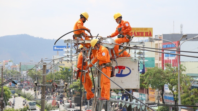 EVNNPC khuyến cáo khách hàng sử dụng điện tiết kiệm để tránh nguy cơ sự cố lưới