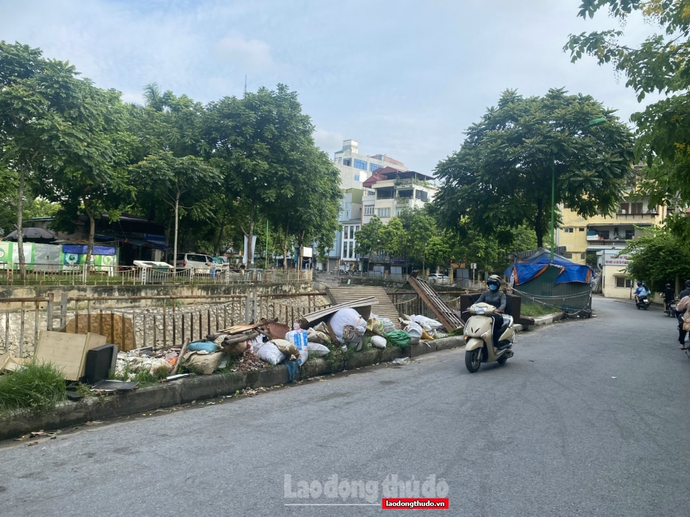 Rác thải cồng kềnh tràn xuống phố