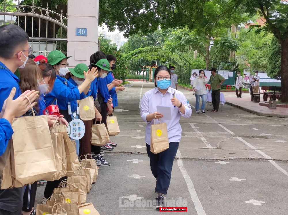 Phụ huynh thấp thỏm, hồi hộp ngóng con ở điểm thi tốt nghiệp THPT năm 2022