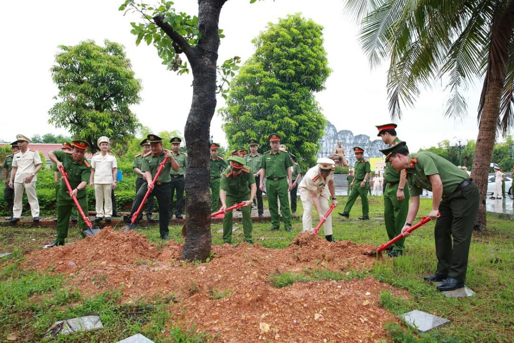 Công an Hà Nội: Báo công dâng Bác tại Khu lưu niệm Sáu điều Bác Hồ dạy Công an nhân dân