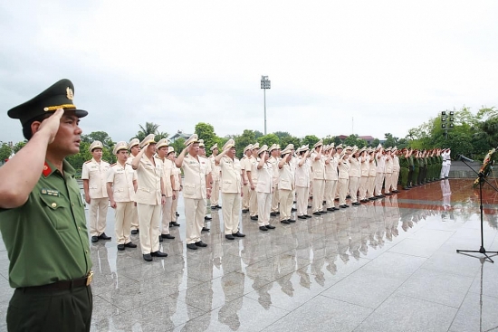 Công an Hà Nội: Báo công dâng Bác tại Khu lưu niệm Sáu điều Bác Hồ dạy Công an nhân dân