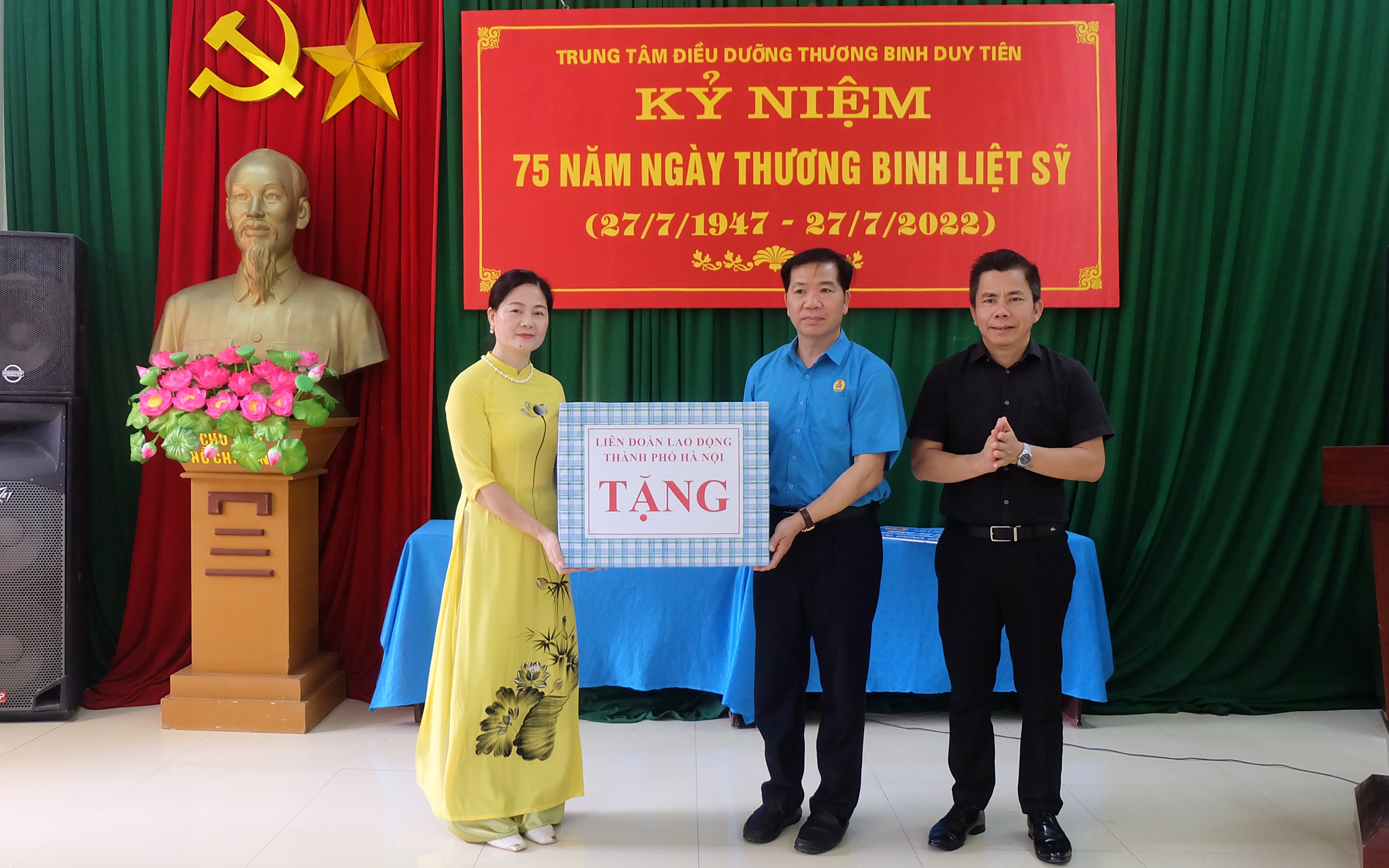 Lãnh đạo LĐLĐ thành phố Hà Nội thăm, tặng quà tại Trung tâm điều dưỡng Thương binh Duy Tiên