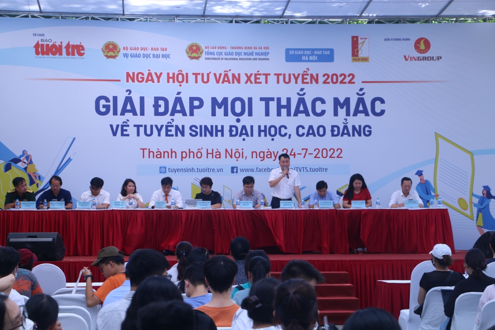 Hàng ngàn bạn trẻ được tư vấn điểm chuẩn và xét tuyển đại học