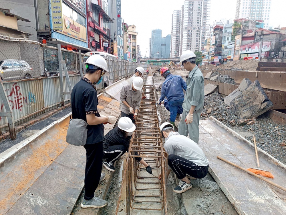 Hối hả trên những công trình chờ ngày về đích