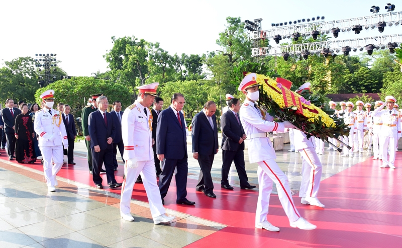 Lãnh đạo Đảng, Nhà nước và thành phố Hà Nội dâng hương tưởng niệm các Anh hùng liệt sĩ