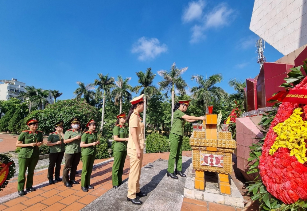 Hội phụ nữ Công an huyện Thường Tín: Thăm, tặng quà các gia đình chính sách