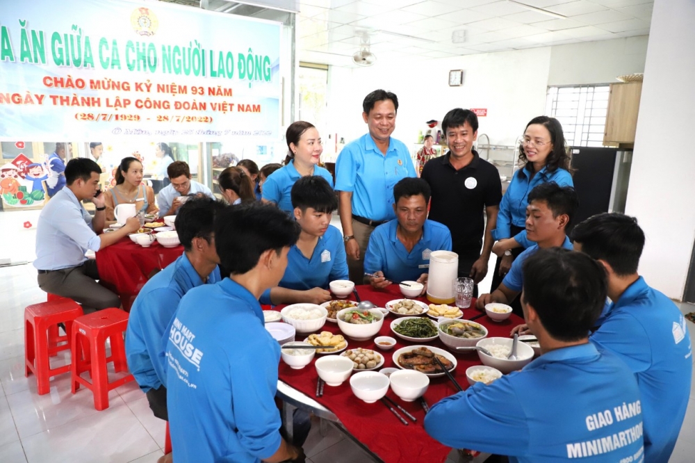 Công nhân hạnh phúc với “Bữa cơm Công đoàn”