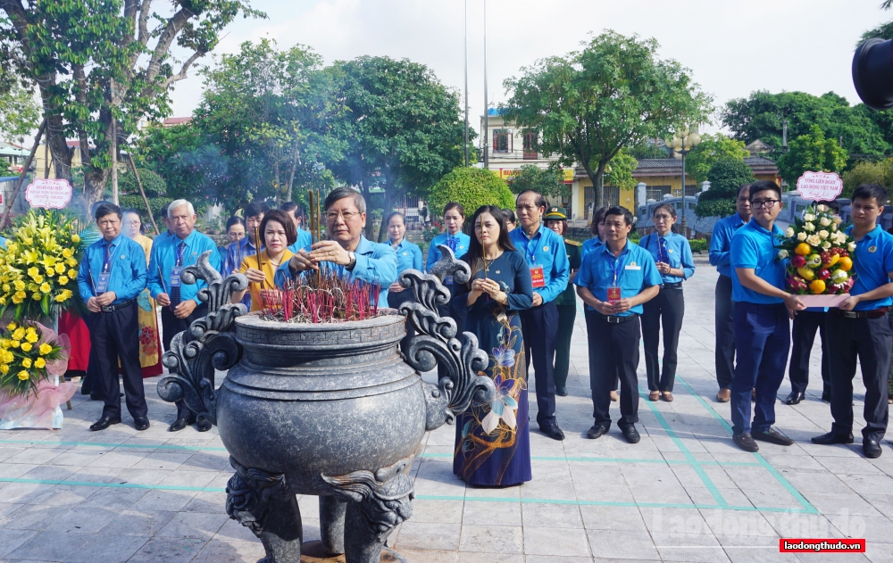 Lãnh đạo Tổng Liên đoàn và 10 cán bộ Công đoàn tiêu biểu dâng hương, báo công với anh linh đồng chí Nguyễn Văn Linh