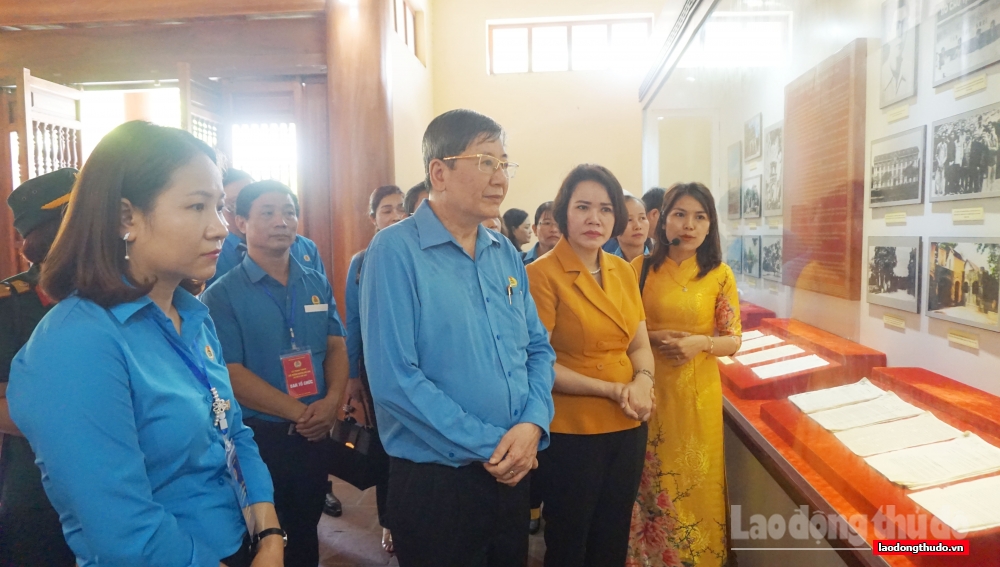 Lãnh đạo Tổng Liên đoàn và 10 cán bộ Công đoàn tiêu biểu dâng hương, báo công với anh linh đồng chí Nguyễn Văn Linh