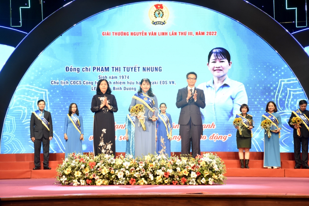 TRỰC TUYẾN: Lễ trao tặng Giải thưởng Nguyễn Văn Linh lần thứ III năm 2022: Tôn vinh những cán bộ Công đoàn dám nghĩ, dám làm