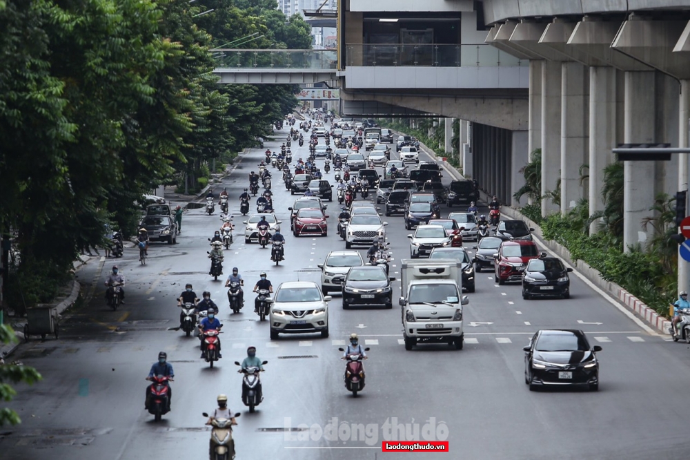 Tối 5/8 dựng giải phân làn cứng trên đường Nguyễn Trãi