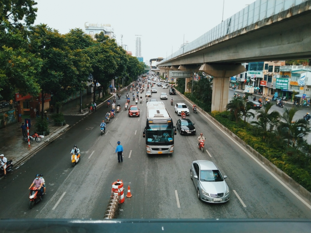 Ghi nhận ngày đầu lắp dải phân cách, tổ chức phân làn ô tô, xe máy trên đường Nguyễn Trãi