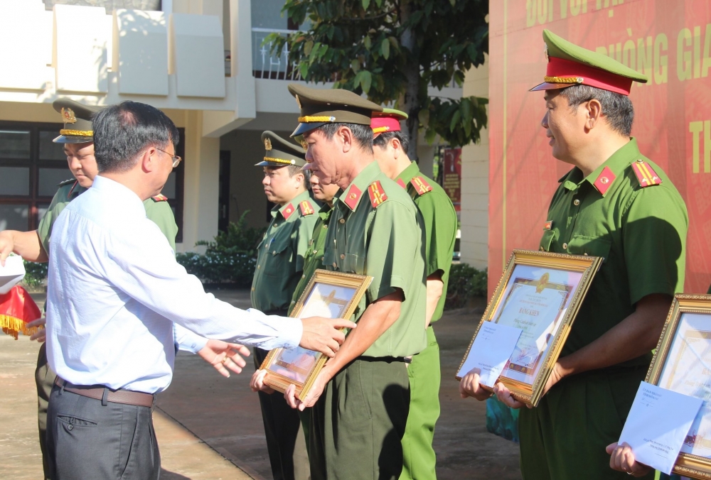 Đồng Nai: Khen thưởng vụ truy bắt đối tượng dùng súng cướp tiền ngân hàng