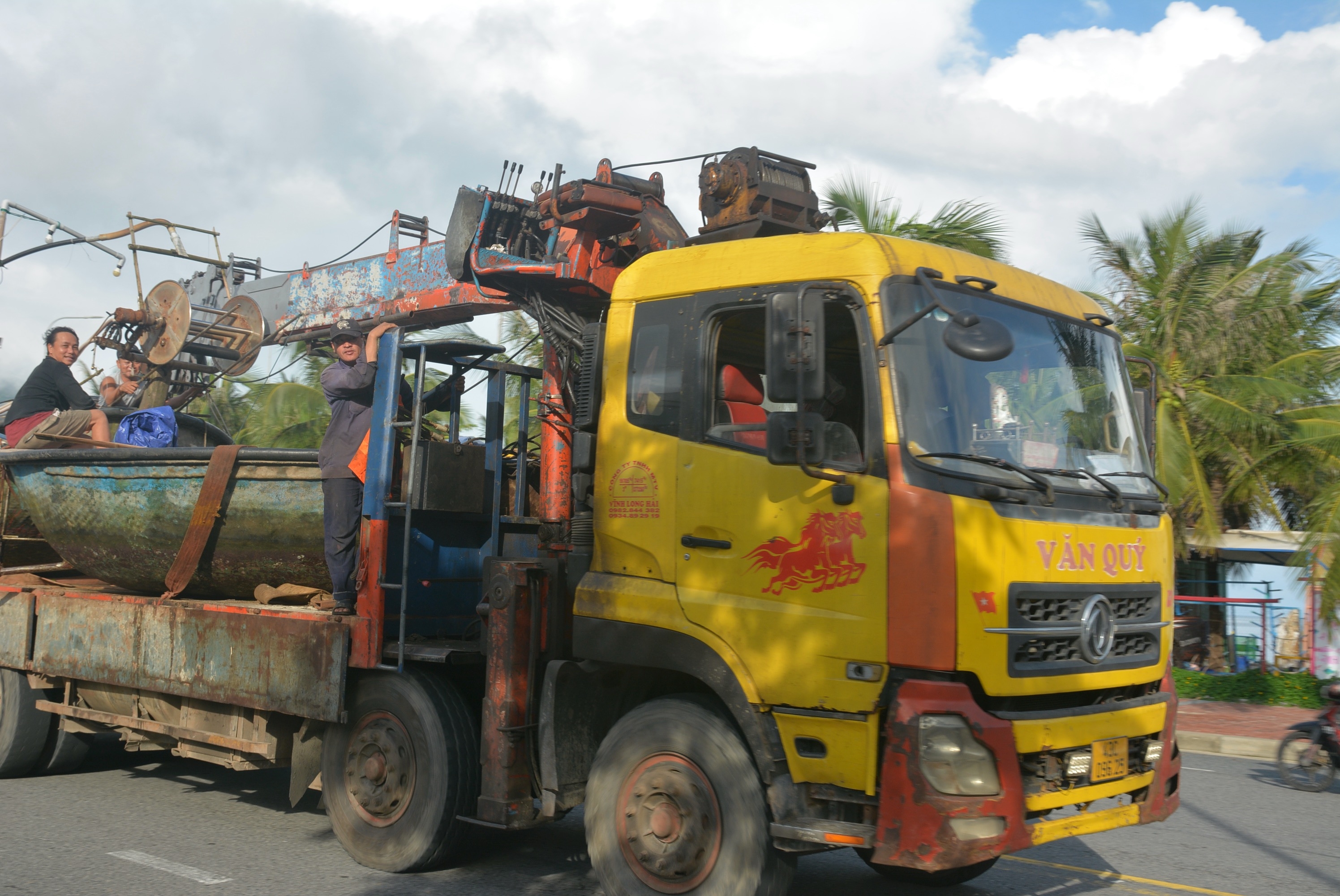 Ngư dân Đà Nẵng hối hả đưa tàu, thuyền lên bờ phòng, chống bão Noru