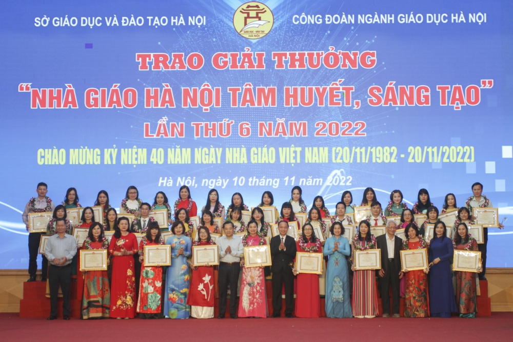 Khen thưởng các nhà giáo đoạt giải thưởng “Nhà giáo Hà Nội tâm huyết, sáng tạo”.