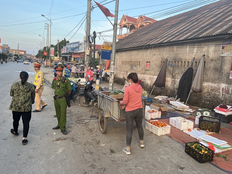 Tuyên truyền, vận động, giải toả các trường hợp lấn chiếm hành lang giao thông