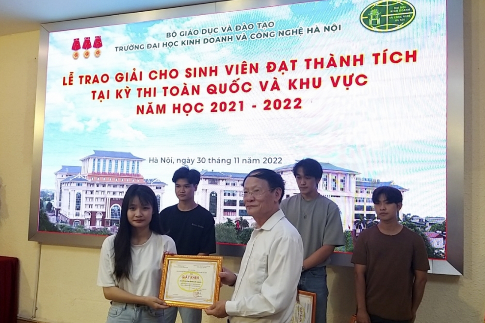 Khen thưởng sinh viên đạt thành tích cao tại các kỳ thi toàn quốc và khu vực