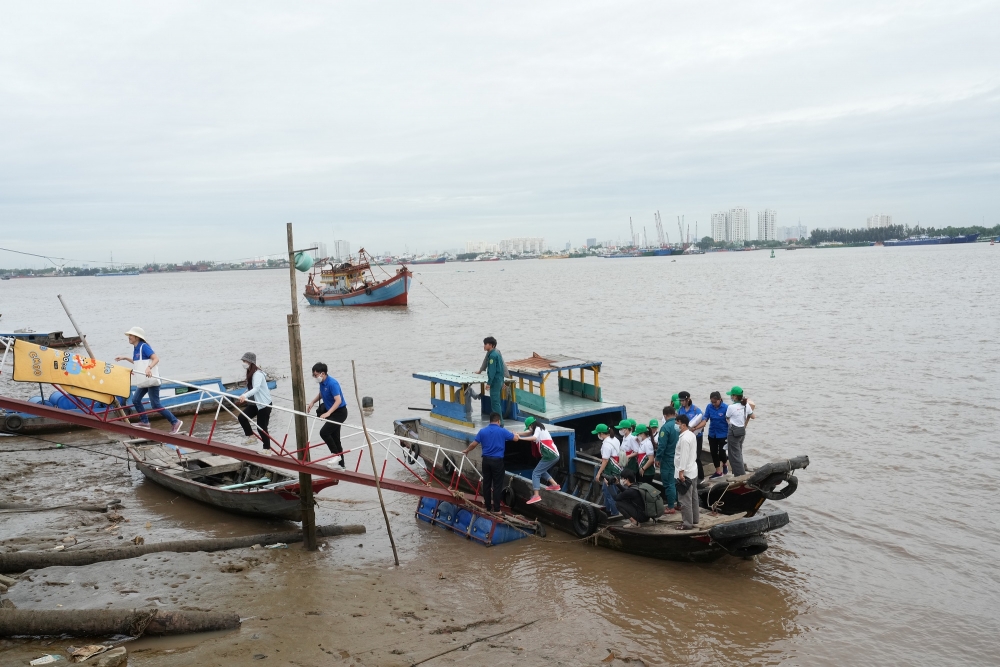 FE CREDIT mang “Xuân chia sẻ - Tết yêu thương” đến bà con nghèo huyện Cần Giờ