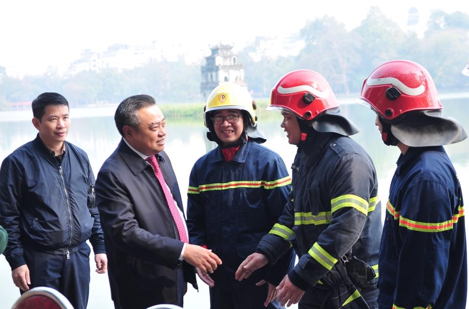 Chủ tịch UBND thành phố Hà Nội kiểm tra trận địa pháo hoa phục vụ nhân dân đêm Giao thừa