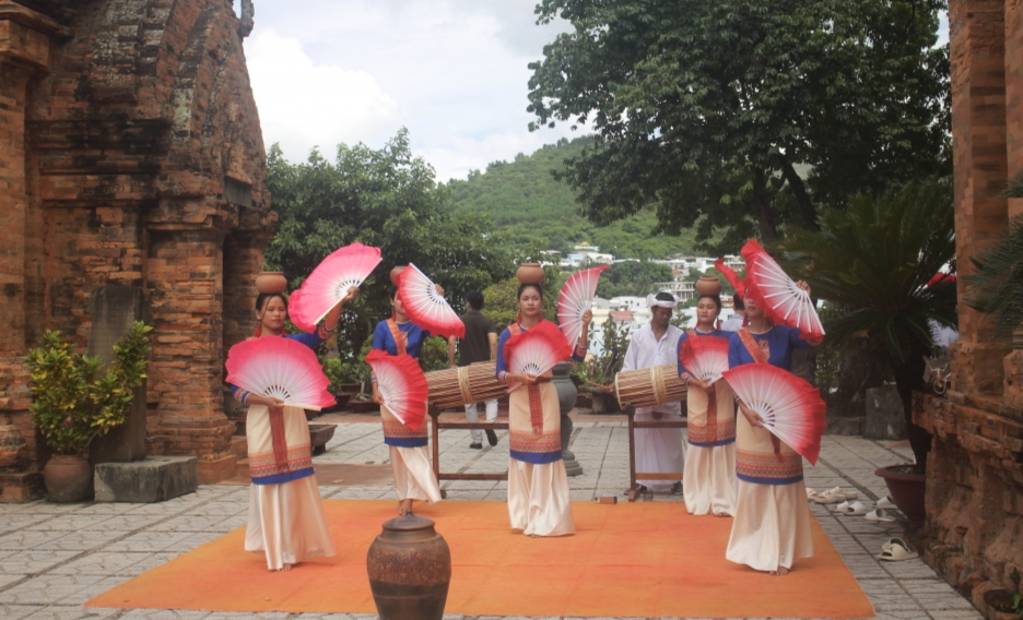 Trong những ngày Tết, đội múa Chăm của Tháp bà Ponagar tăng cường biểu diễn phục vụ du khách trong và ngoài nước đến du xuân. Ảnh: Hương Thảo