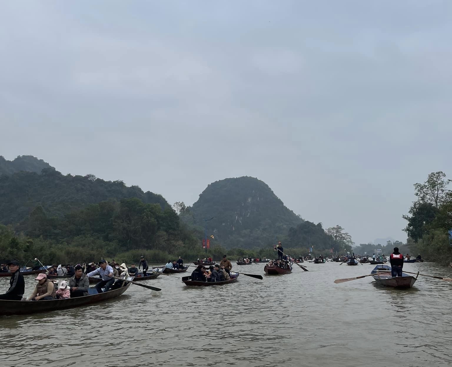 Hàng vạn du khách thập phương nô nức kéo về chùa Hương