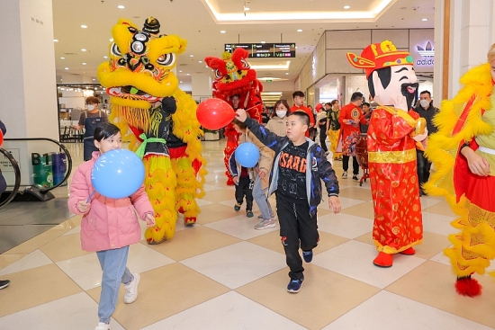 Trung tâm thương mại đông nghịt người khai xuân vui chơi, giải trí