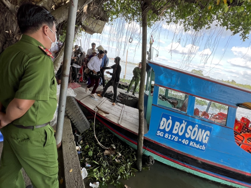 TP.HCM: Chủ phương tiện ký cam kết đảm bảo an toàn giao thông bến đò ngang sông