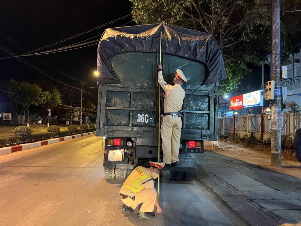 Kon Tum: Đồng loạt ra quân xử lý các phương tiện quá khổ, quá tải