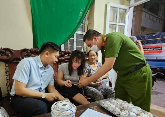 “Đi từng ngõ, gõ từng nhà” hướng dẫn người dân cài đặt, kích hoạt tài khoản VNeID