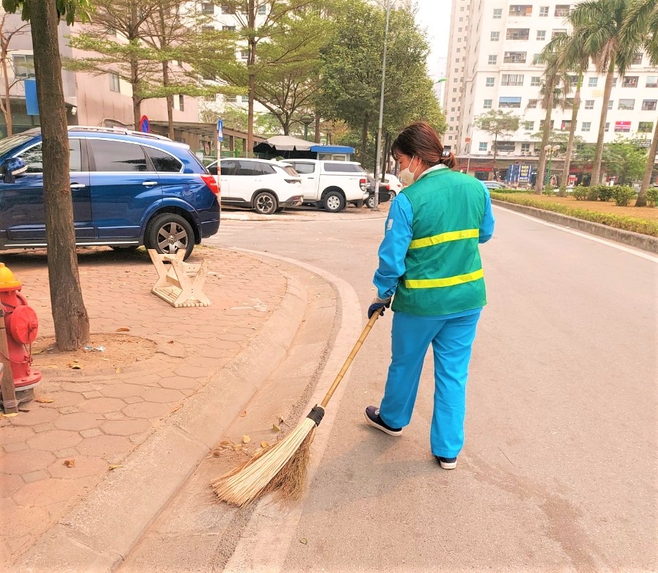 Nữ công nhân hơn 20 năm gắn bó với “tiếng chổi tre”