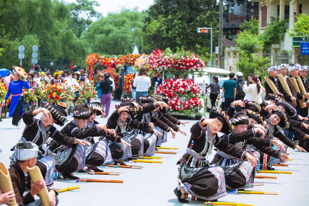 Lễ 30/4: Lên Sa Pa ngắm hàng triệu đoá hồng và 