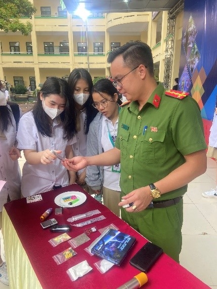 Công an quận Đống Đa tuyên truyền phòng chống ma túy học đường và tác hại của thuốc lá điện tử