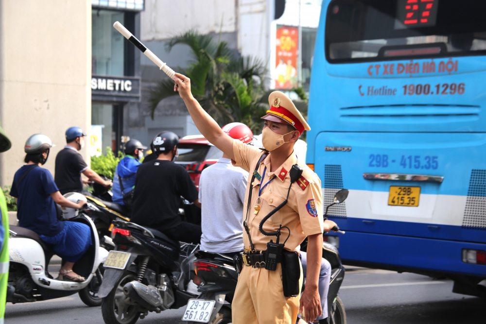 Cấm phương tiện qua nút giao Hồng Tiến - Nguyễn Văn Cừ để thi công cầu vượt tại Long Biên