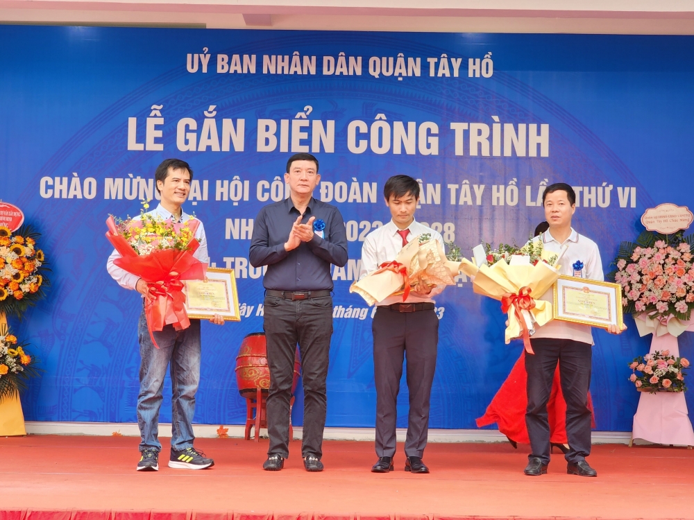 Gắn biển công trình chào mừng Đại hội Công đoàn quận Tây Hồ lần thứ VI