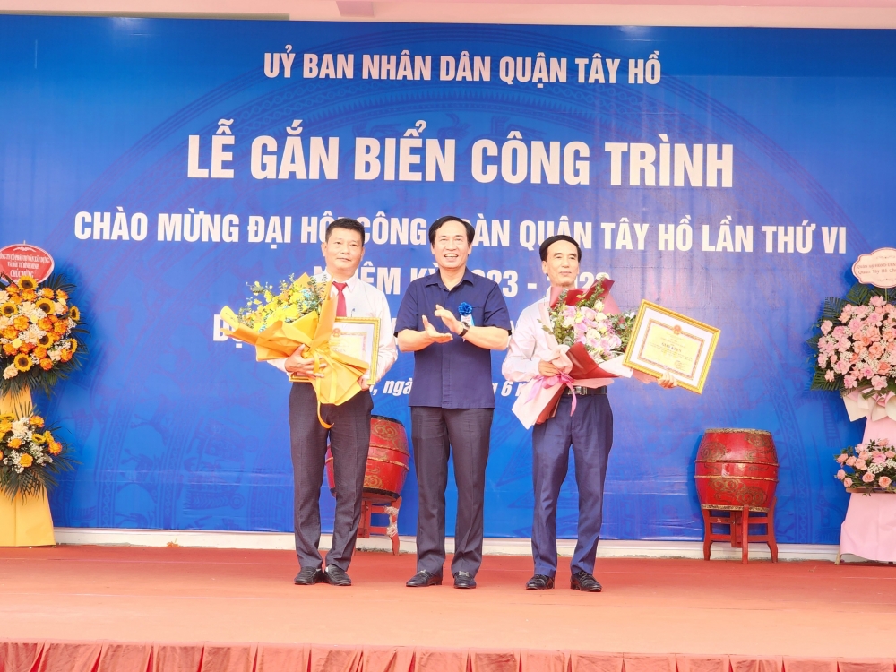 Gắn biển công trình chào mừng Đại hội Công đoàn quận Tây Hồ lần thứ VI