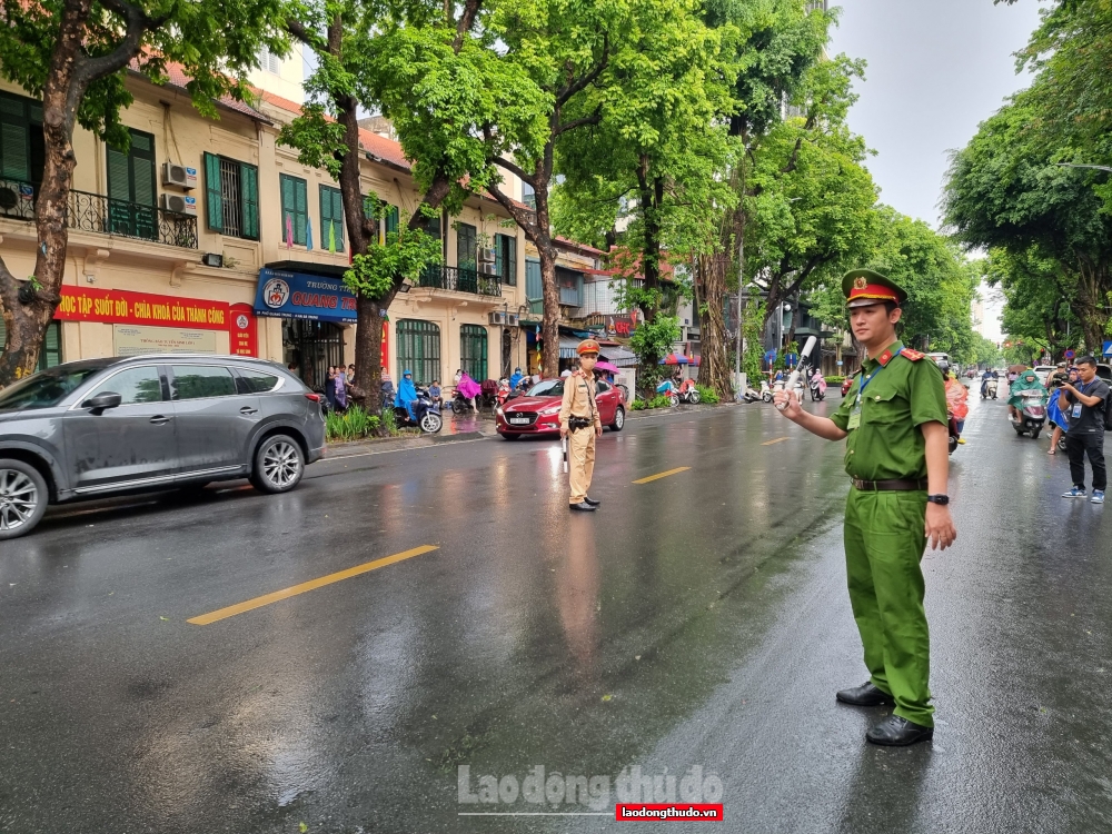 Lực lượng công an tiếp sức sĩ tử “vượt vũ môn”