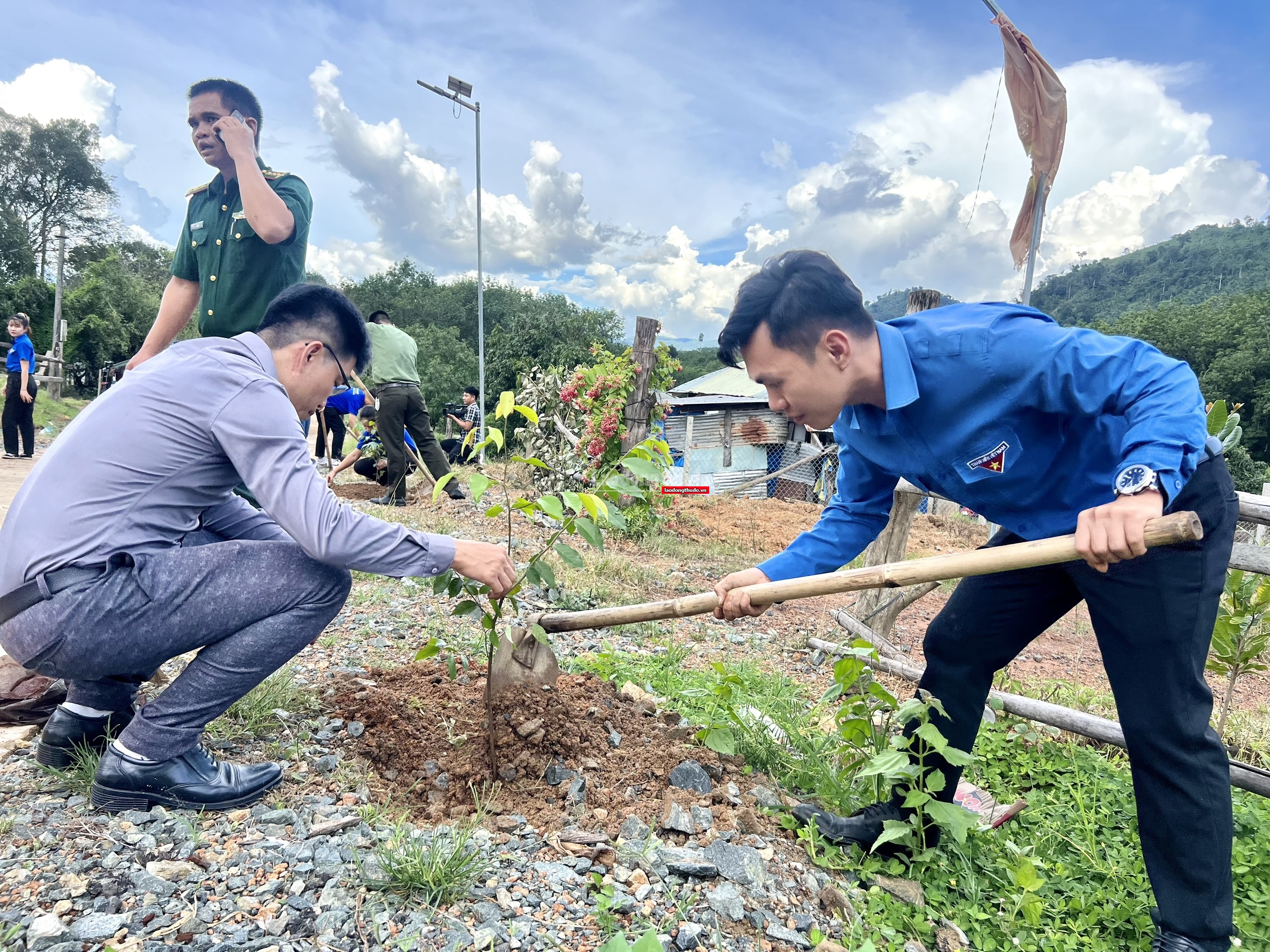 Chiến dịch thanh niên tình nguyện hè Kon Tum: Giúp đỡ người nghèo và học sinh có hoàn cảnh khó khăn