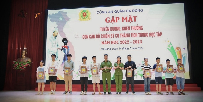 Công an quận Hà Đông khen thưởng con cán bộ, chiến sĩ có thành tích trong học tập