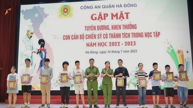 Công an quận Hà Đông khen thưởng con cán bộ, chiến sĩ có thành tích trong học tập