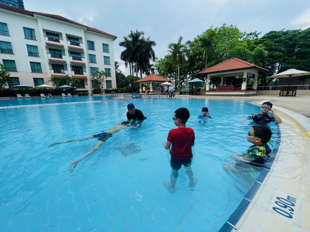 Dạy bơi miễn phí cho con em cán bộ đoàn viên công đoàn